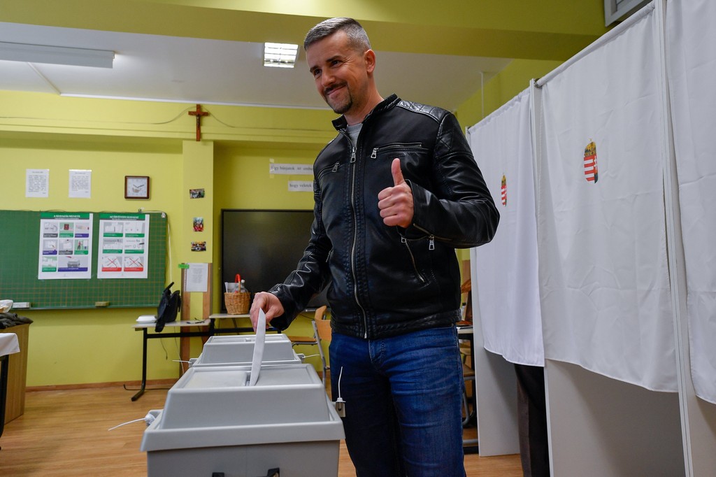 Jakab Péter, a Jobbik elnöke leadja szavazatát a miskolci Szent Ferenc Római Katolikus Általános Iskolában adta le voksát – Fotó: MTI/Czeglédi Zsolt