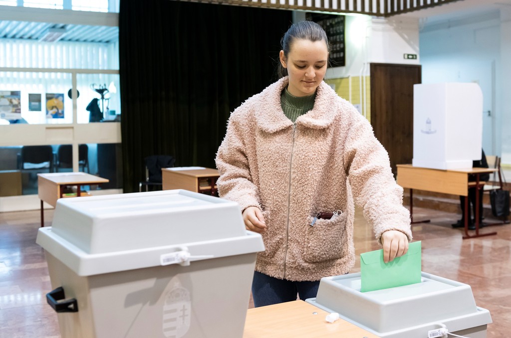 A választáson több mint 231 ezer választó élhet első alkalommal választójogával – MTI/Balázs Attila