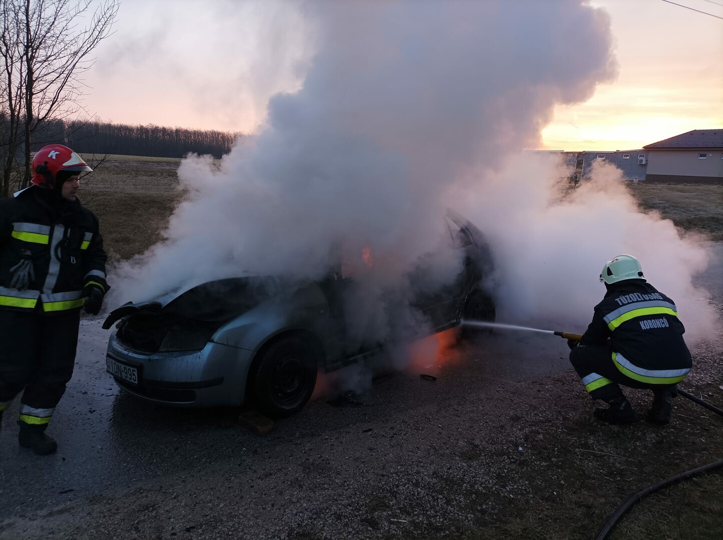 Menet közben gyulladt ki az autó Koroncón