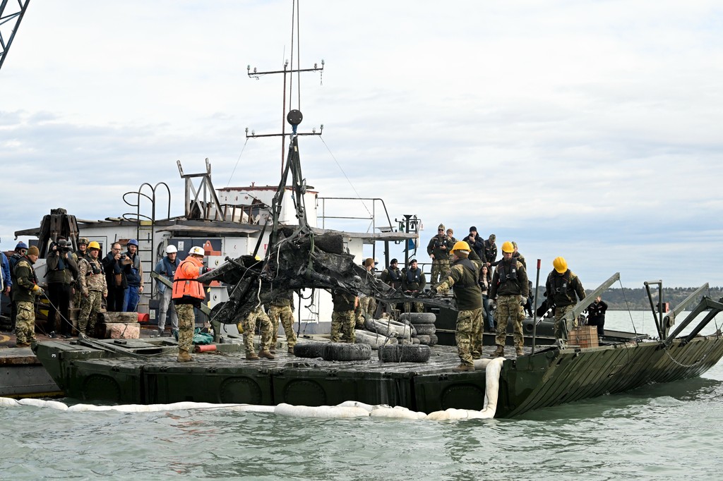 Vadászgép a Balatonból