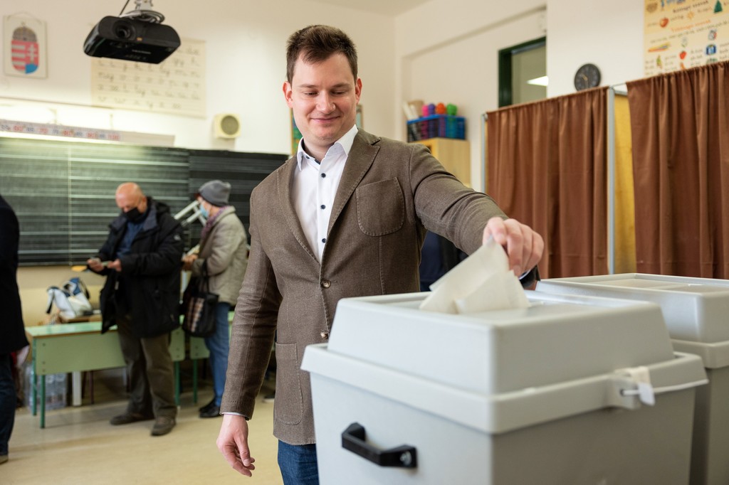 Kanász-Nagy Máté, az LMP társelnöke az Újpesti Csokonai Vitéz Mihály Általános Iskola és Gimnáziumban kialakított szavazókörben adta le voksát – Fotó: MTI/Mohai Balázs 