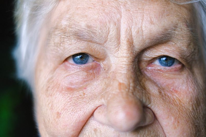Nőknél is 65 év az öregségi nyugdíjkorhatár, ám kihasználhatják a kedvezményes öregségi nyugdíjat 40 évi szolgálati idő után.