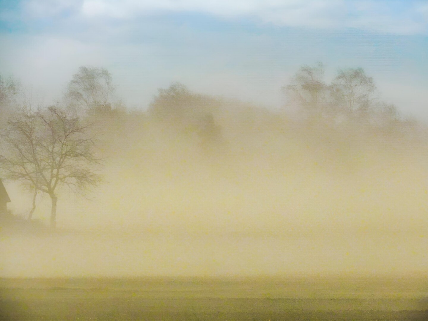 A száraz talajfelszín és a viharos szél együttese könnyen porvihart idézhet elő, erről kép a Bakonyaljáról.