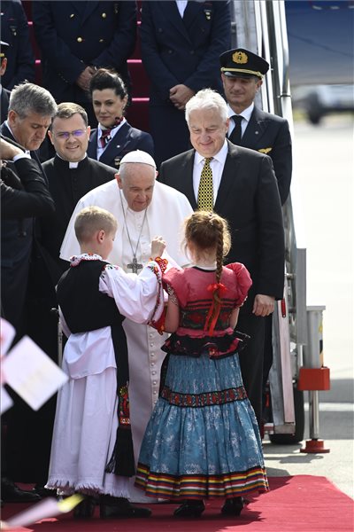 Ferenc pápa megérkezett Budapestre