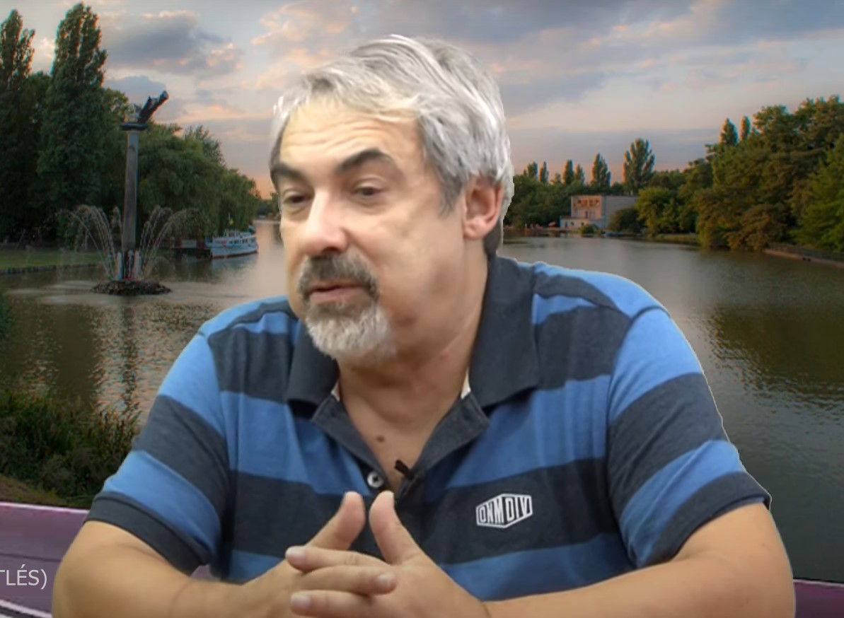 Korcsmáros György Jászai Mari-díjas rendező, érdemes művész, a győri Nemzeti Színház volt igazgatója (69). 1992-től 2007-ig a Győri Nemzeti Színház igazgatója, 1999–2007 között a Vidéki Színházigazgatók Egyesületének elnöke volt. Október 25-én az esti órákban, több hónapos betegség után, négy és fél órával a 70. születésnapja előtt hunyt el. 