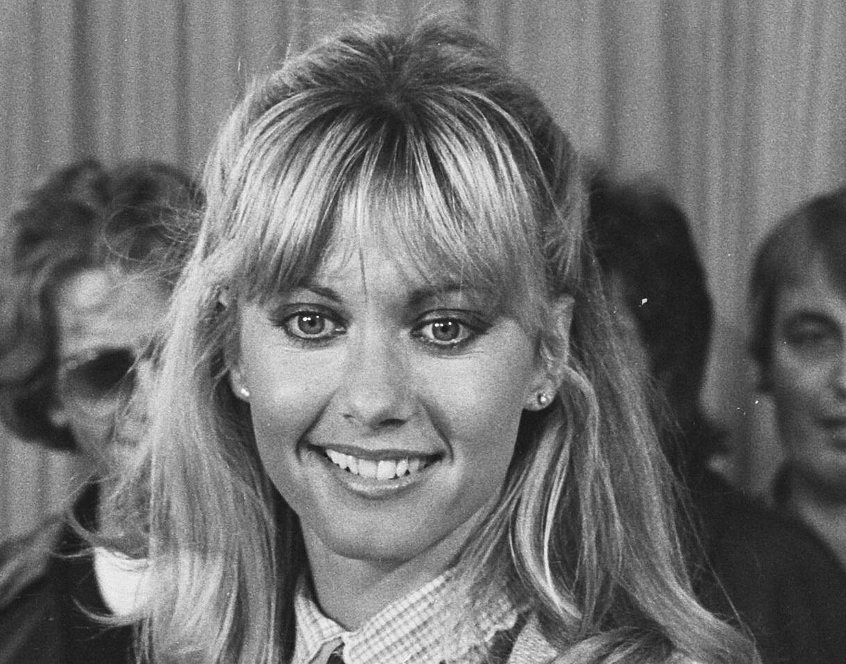 Olivia Newton-John brit-ausztrál énekesnő-színésznő (73). Walesi és német származású, brit születésű, Ausztráliában nevelkedett, évtizedeken át az Egyesült Államokban élt, önmagát ausztrálnak vallotta. Négyszeres Grammy-díjas, legismertebb filmszerepe Sandy Olsson a Grease-ben. 