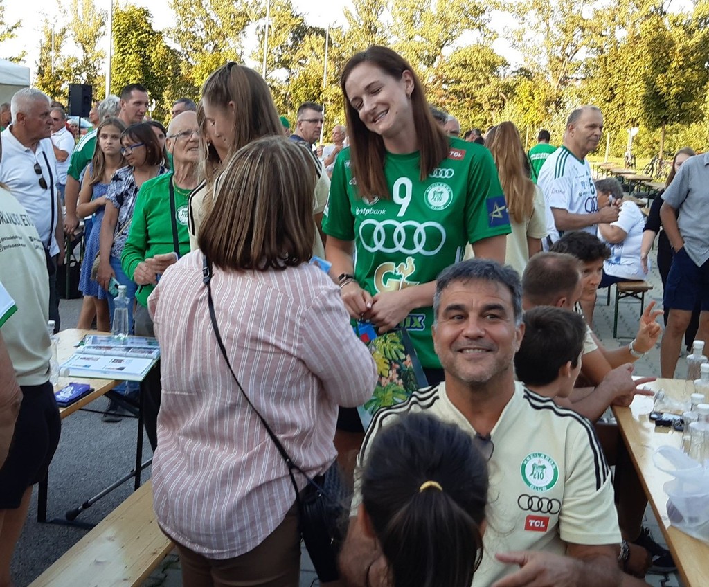 Szelfik és autogramok a szurkolói pikniken