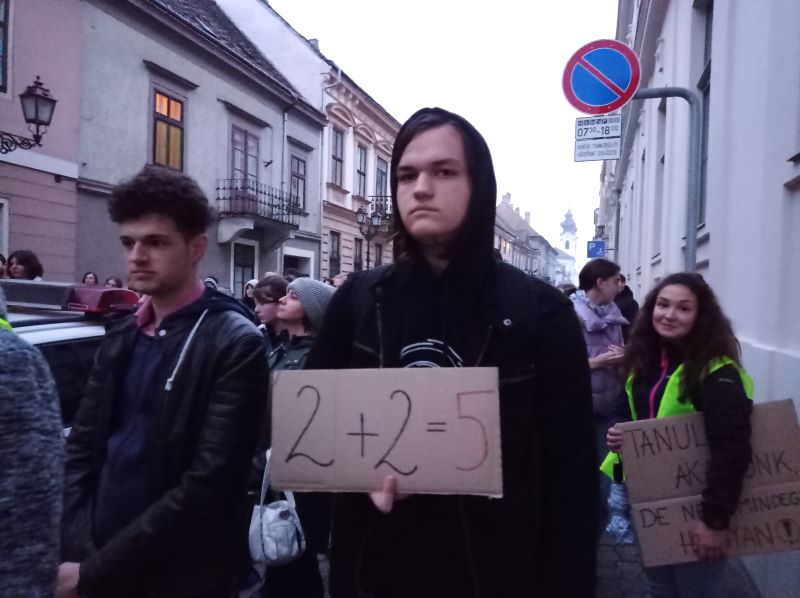 Diáktüntetés Győrben a tanárokért 