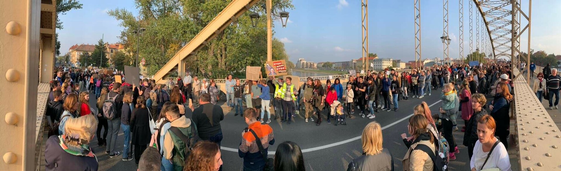 Félezer diák foglalta el a révfalui hidat 