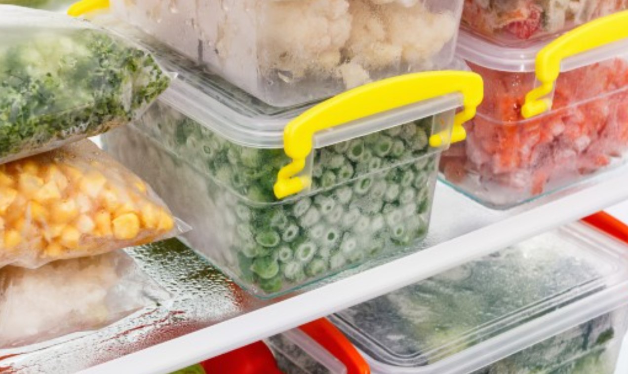 A legtöbb élelmiszer esetében a fagyasztás a legjobb tartósítási mód. A lefagyasztandó ételeket adagonként, felcímkézve csomagoljuk el, így elkerülhetjük, hogy a szükségesnél nagyobb mennyiséget kelljen kiolvasztani.