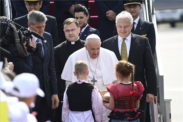 Ferenc pápa megérkezett Budapestre