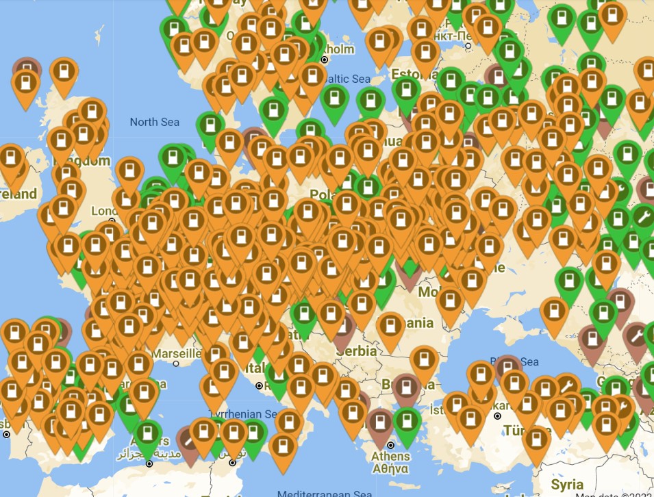 Minél északabbra utazik valaki elektromos járművével, annál sűrűbb a töltőállomások hálózata: Norvégia és Hollandia jár az élen, ugyanis ezek az országok célul tűzték ki, hogy két töltőállomás között 120 kilométernél nem lehet nagyobb a távolság. A déli országokban már nem ilyen kedvező a helyzet, ott mindig érdemes figyelni a hatótávra és a következő töltési lehetőségre.