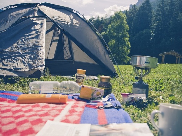 Kempingfelszerelés. Általában évente egy-két hétre használjuk, a többi időt a tárolóban vagy a szekrény mélyén tölti. Logikus itt is többeknek összeállni, persze nem azokkal, akikkel együtt szoktunk nyaralni.