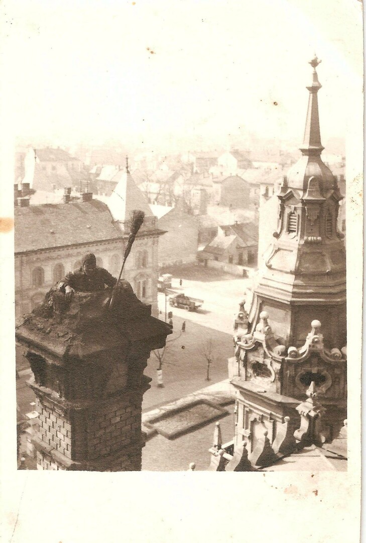 Kéményseprő a városházán 1950-ben. Kép: Békefi Péter/Régi Győr