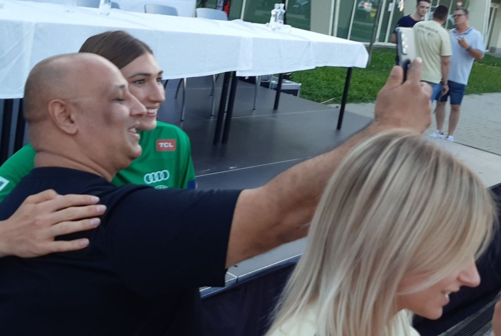 Szelfik és autogramok a szurkolói pikniken