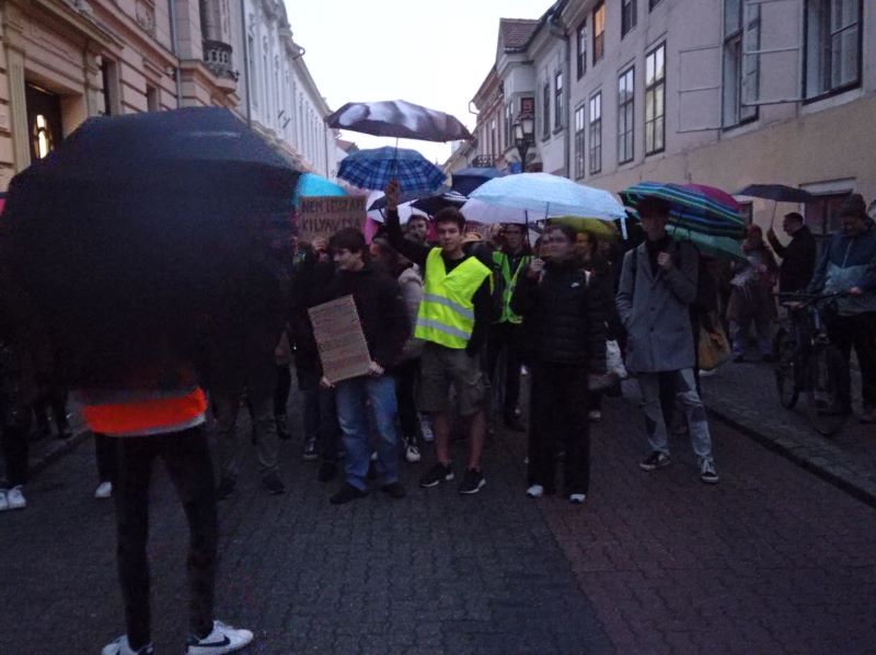 Diáktüntetés Győrben a tanárokért 