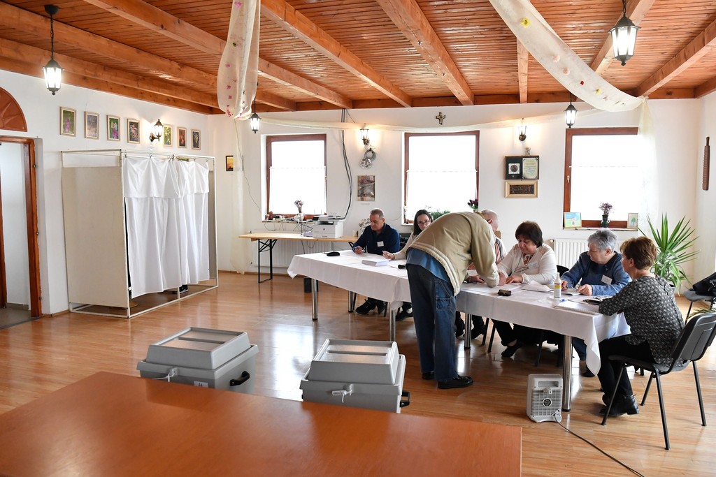 Az a választópolgár, aki nem tud olvasni, akit testi fogyatékosság vagy egyéb ok akadályoz a szavazásban, más választópolgár – ennek hiányában a szavazatszámláló bizottság két tagjának együttes – segítségét veheti igénybe. MTI/Máthé Zoltán