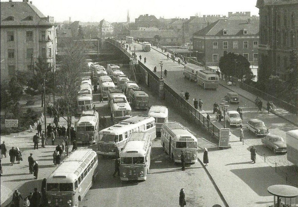 A tanácsháza mellett, a híd lábánál álltak meg a helyközi, távolsági buszok 1965-ig. 1963 körüli fotó. Kép: Régi Győr