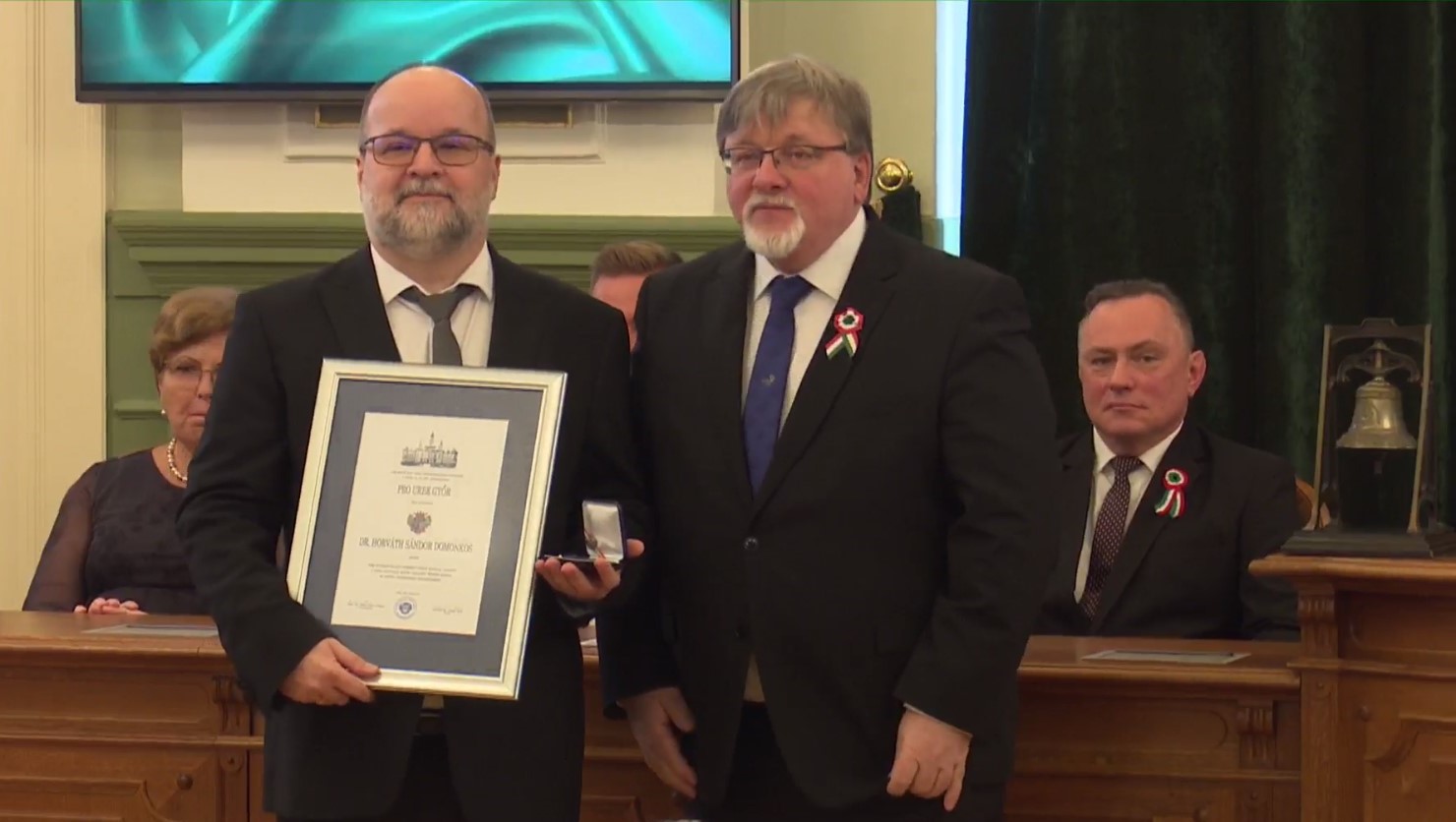 Dr. Horváth Sándor Domonkos részére több évtizedes kiváló intézményvezetői munkája, valamint a város kulturális életét gazdagító, értékes szakmai és alkotói tevékenysége elismeréseként ítélték oda a Pro Urbe Győr díjat.   