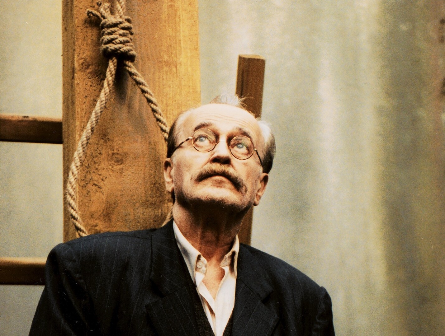 Jan Nowicki lengyel színész (83). Azért került ebbe az összeállításba, mert Mészáros Márta filmrendező második férje volt, és számos magyar filmben játszott jelentős szerepeket. Ő alakította például Nagy Imrét A temetetlen halott című műben.