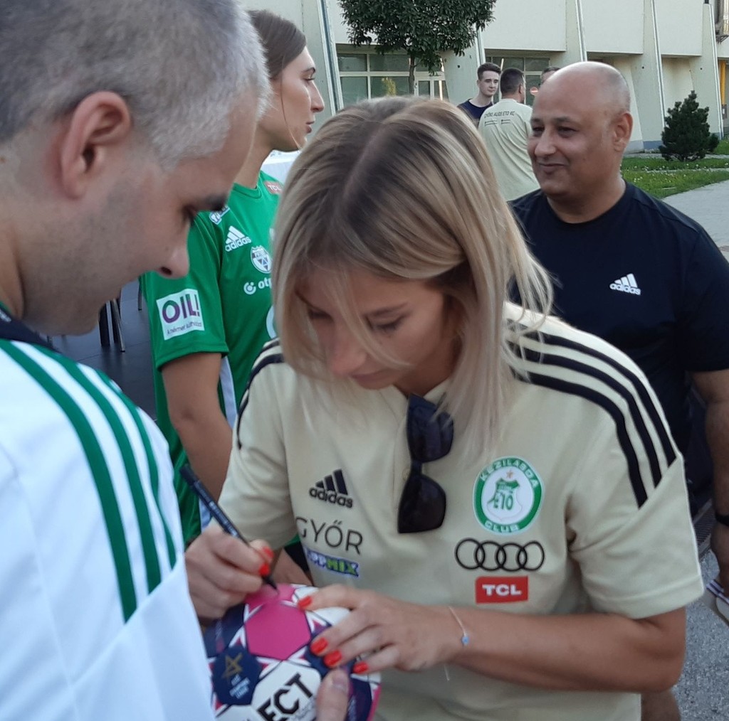 Szelfik és autogramok a szurkolói pikniken