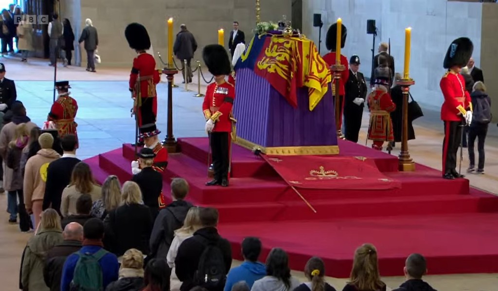 Emberek tömegei vesznek búcsút II. Erzsébettől