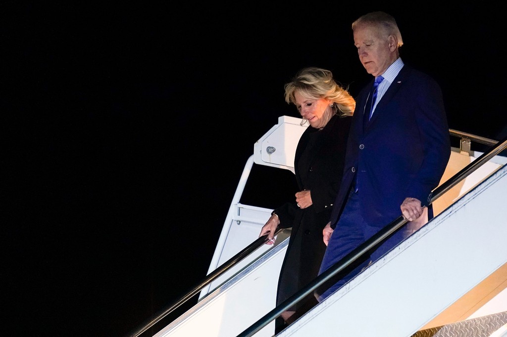 Joe Biden amerikai elnök és Jill Biden first lady megérkezik a londoni Stansted repülőtérre. 