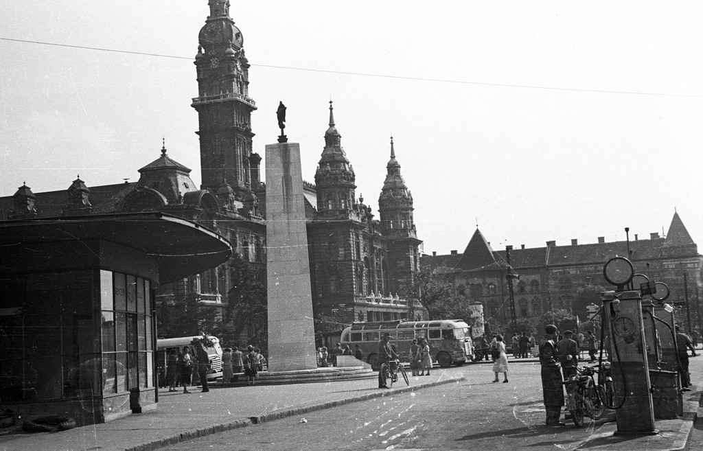 1955-ben még állt a vörös csillagos szovjet emlékmű és ez a régi benzinkút is. Kép: Régi Győr