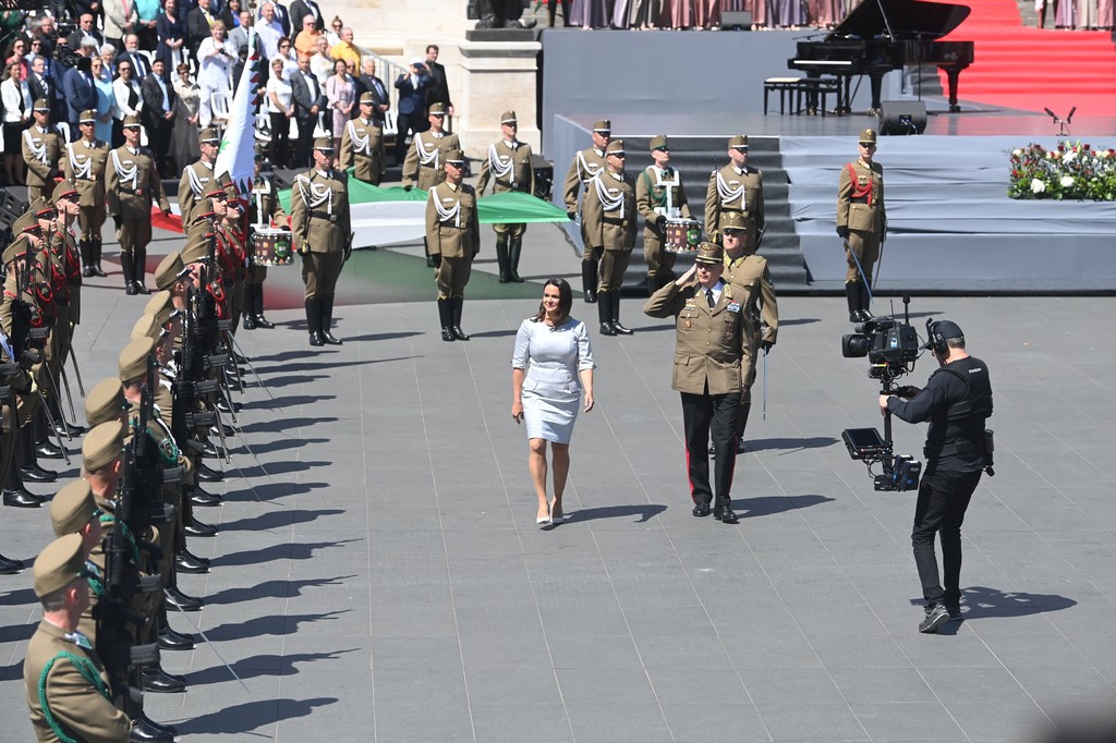 Beiktatási ceremónia a Kossuth téren