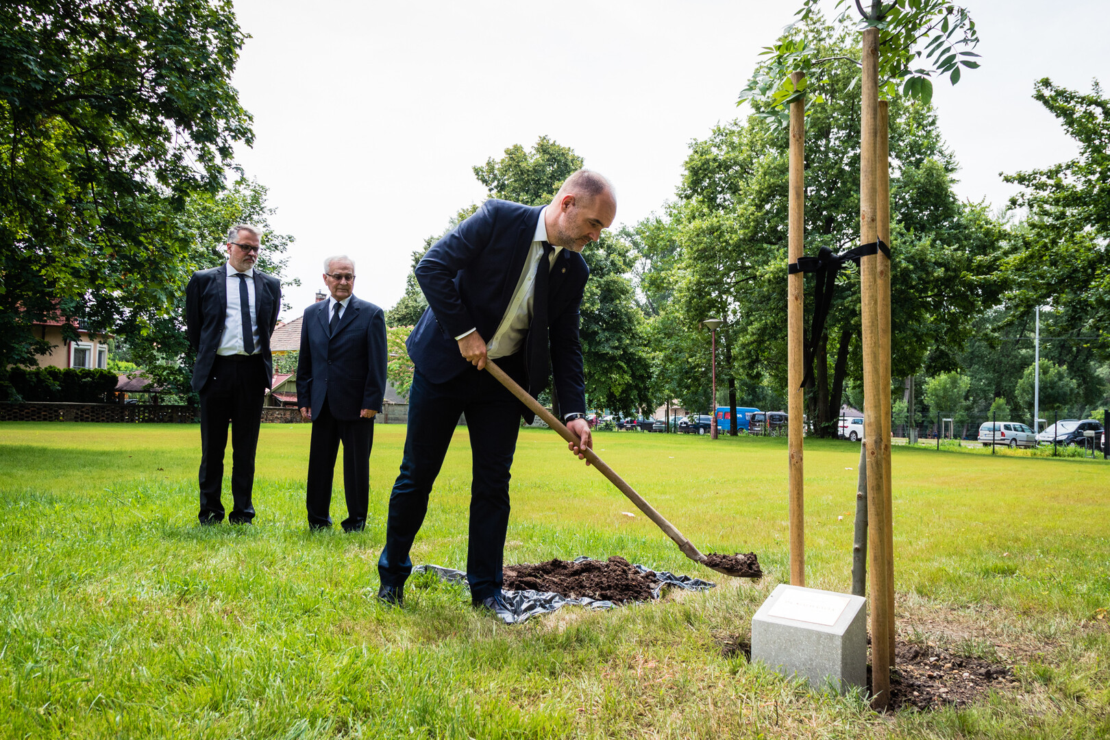 Emlékfát ültettek dr. Szalai Gyula tiszteletére. A felvételen dr. Szegedi András egyetemi docens, dr. Bihari Mihály professor emeritus és dr. Smuk Péter dékán látható.