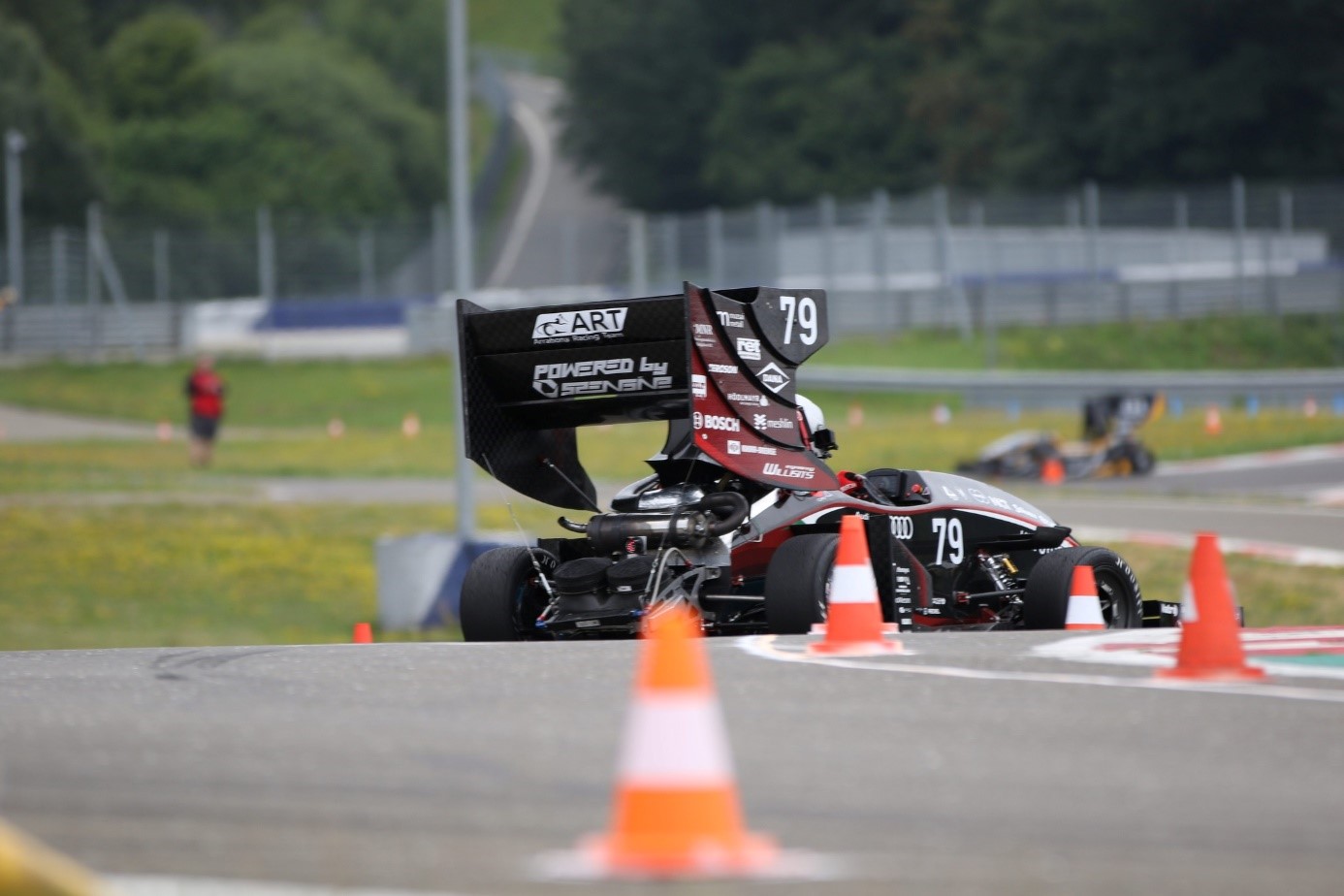 Az Arrabona Racing Team autóját az a SZEngine-22 motor hajtja, amely háromszor is a leghatékonyabbak egyike volt az idei Formula Student szezonban, a belsőégésű kategóriában. 