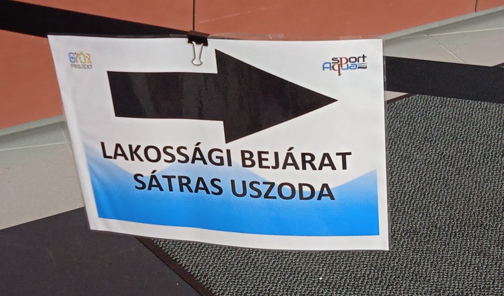 A nyilakat kell követni, elsőre nem sikerült a bejáratot eltalálni, de ha már bent van az ember a medencetérben, el tud igazodni.