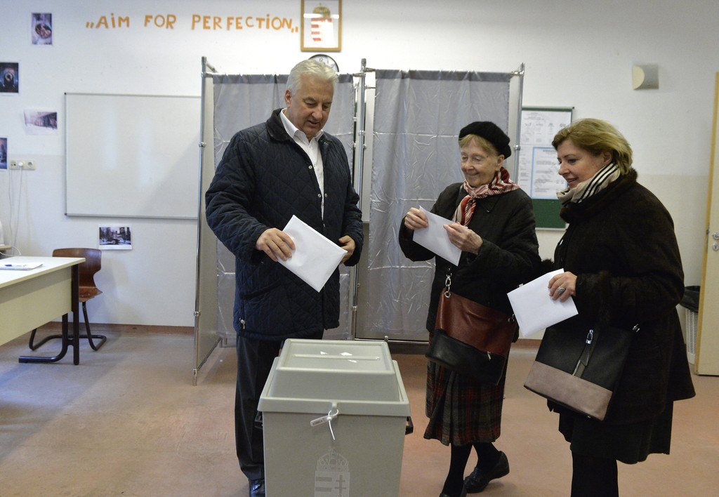 Semjén Zsolt nemzetpolitikáért felelős miniszterelnök-helyettes, a Kereszténydemokrata Néppárt (KDNP) elnöke édesanyja, Semjén Miklósné és felesége, Semjénné Menus Gabriella társaságában szavazott Budapesten, a II. Rákóczi Ferenc Gimnáziumban – Fotó: MTI/Soós Lajos 