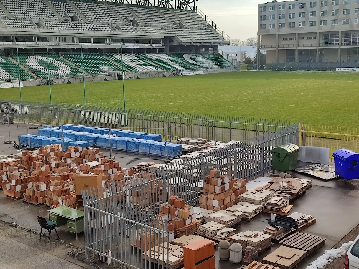 Építőanyagokat tárolnak a futballkapu mögött. 