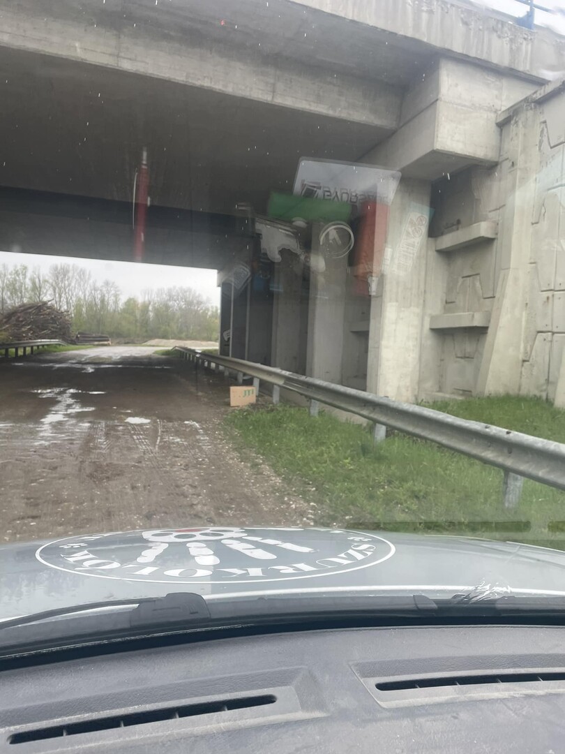 Húsvét után dobozostól kidobták az esőbe a húsvéti nyuszit 