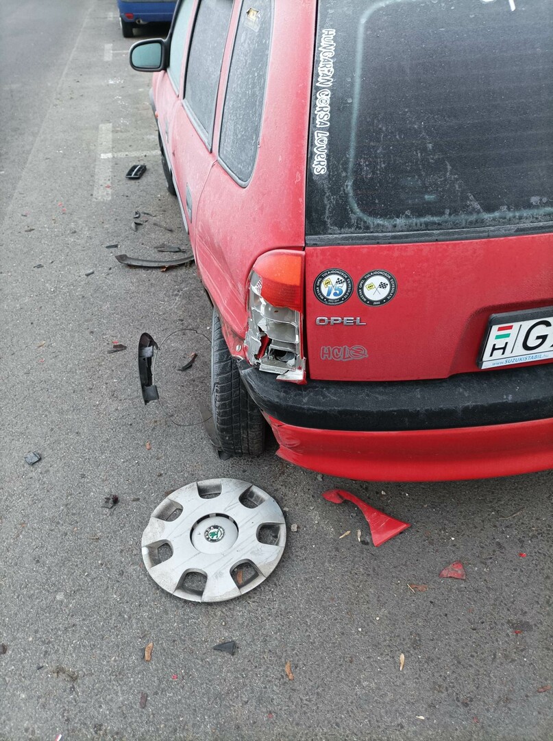 Valaki rommá törte reggel egy győri család autóját