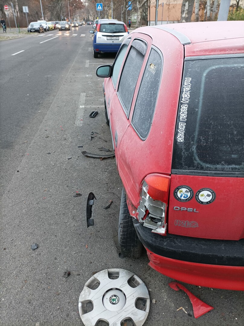 Valaki rommá törte reggel egy győri család autóját