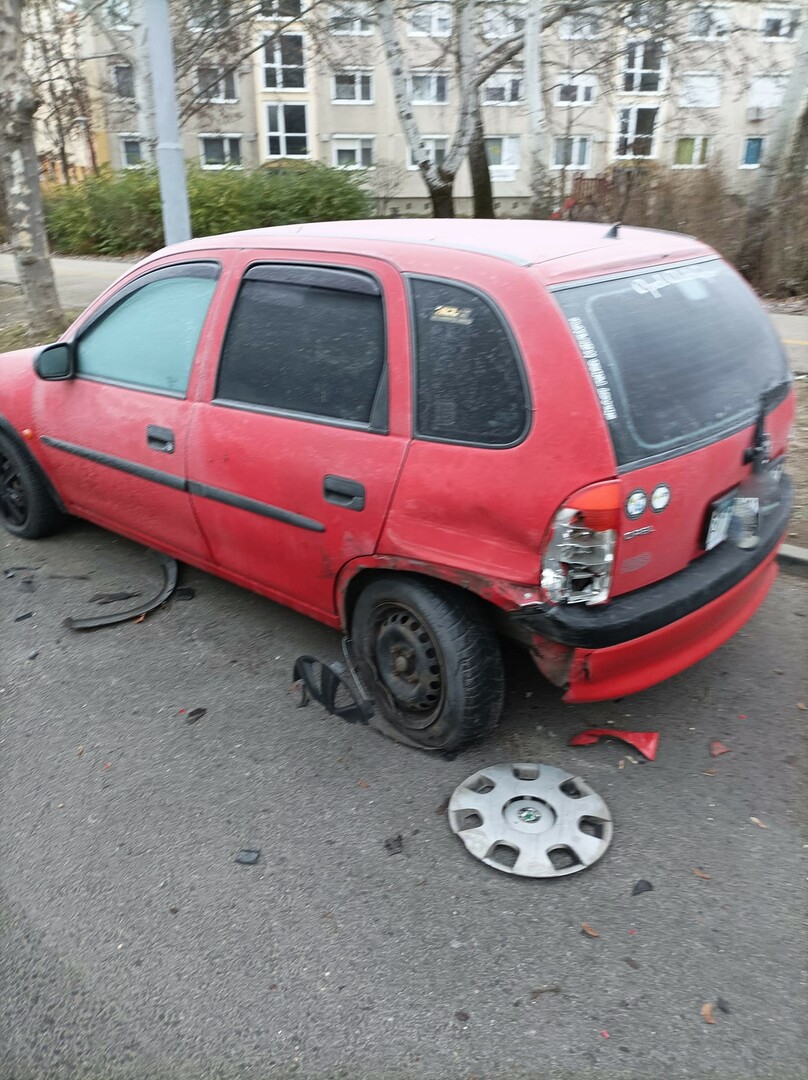 Valaki rommá törte reggel egy győri család autóját