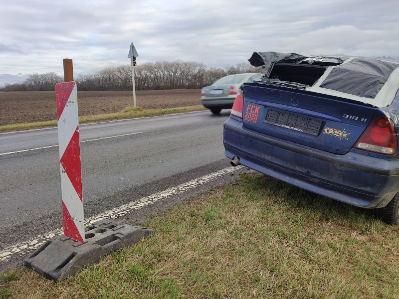 Már a 112-öt hívta, de ezután sem vitték el a balesetveszélyes, szétberhelt kocsit 