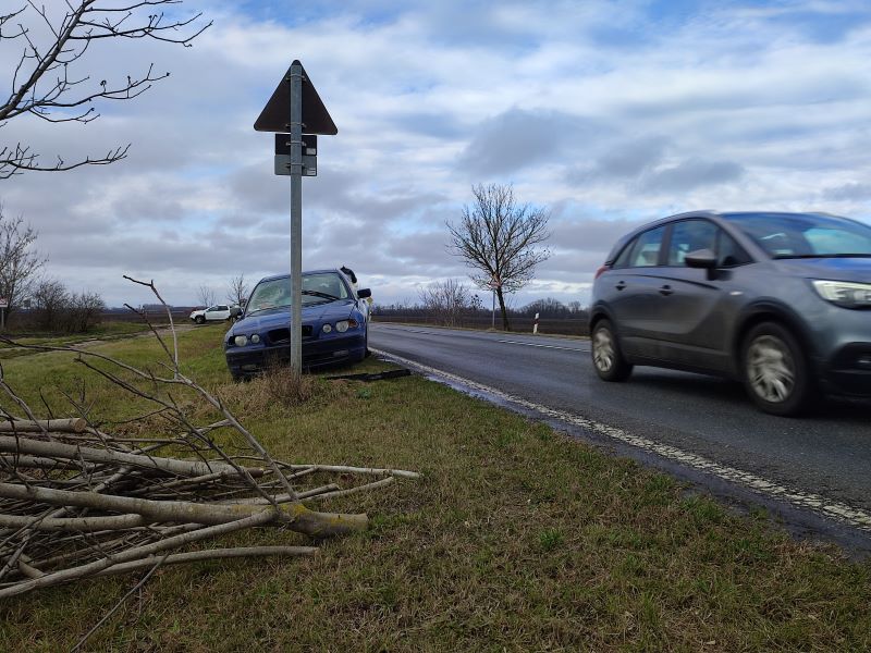 Már a 112-öt hívta, de ezután sem vitték el a balesetveszélyes, szétberhelt kocsit 