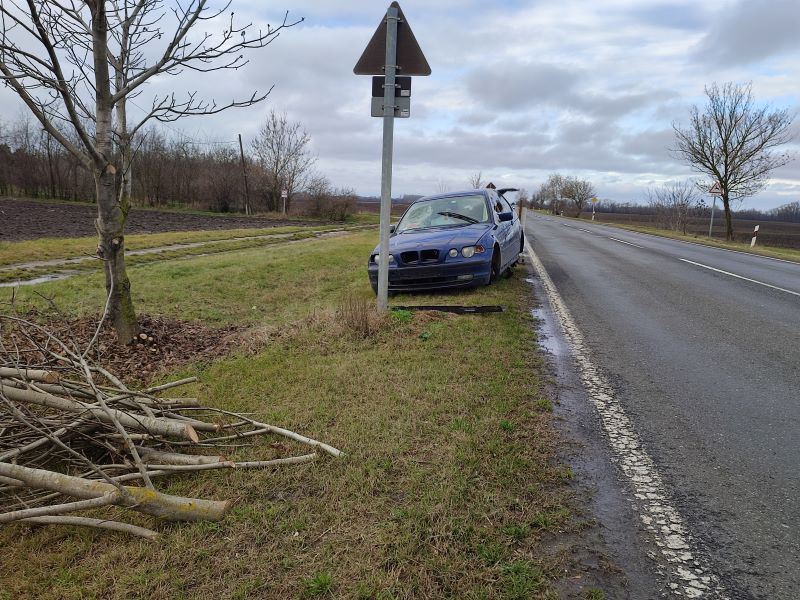 Már a 112-öt hívta, de ezután sem vitték el a balesetveszélyes, szétberhelt kocsit 