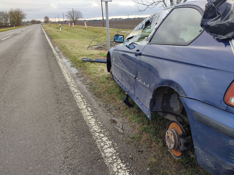 Már a 112-öt hívta, de ezután sem vitték el a balesetveszélyes, szétberhelt kocsit 