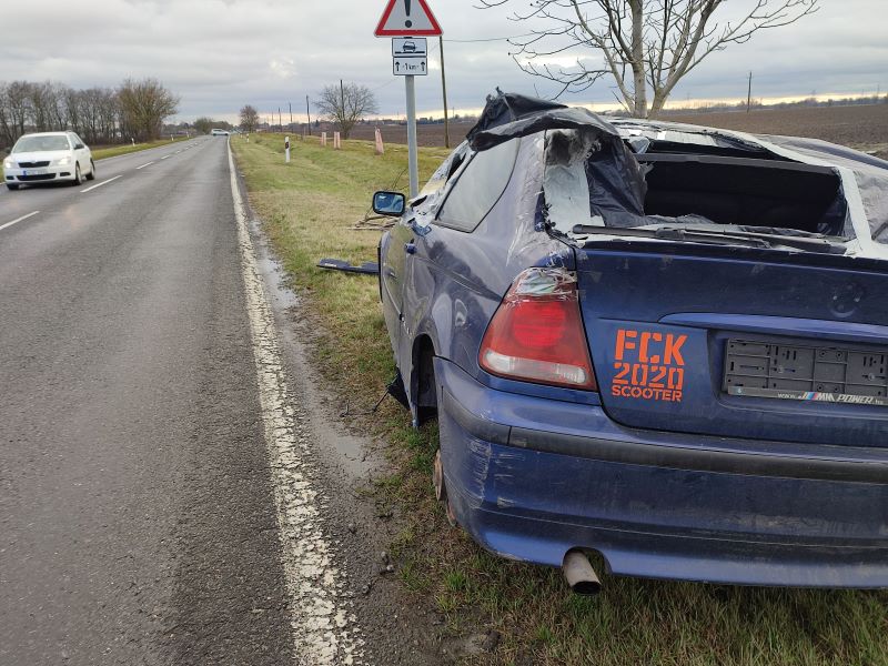 Már a 112-öt hívta, de ezután sem vitték el a balesetveszélyes, szétberhelt kocsit 