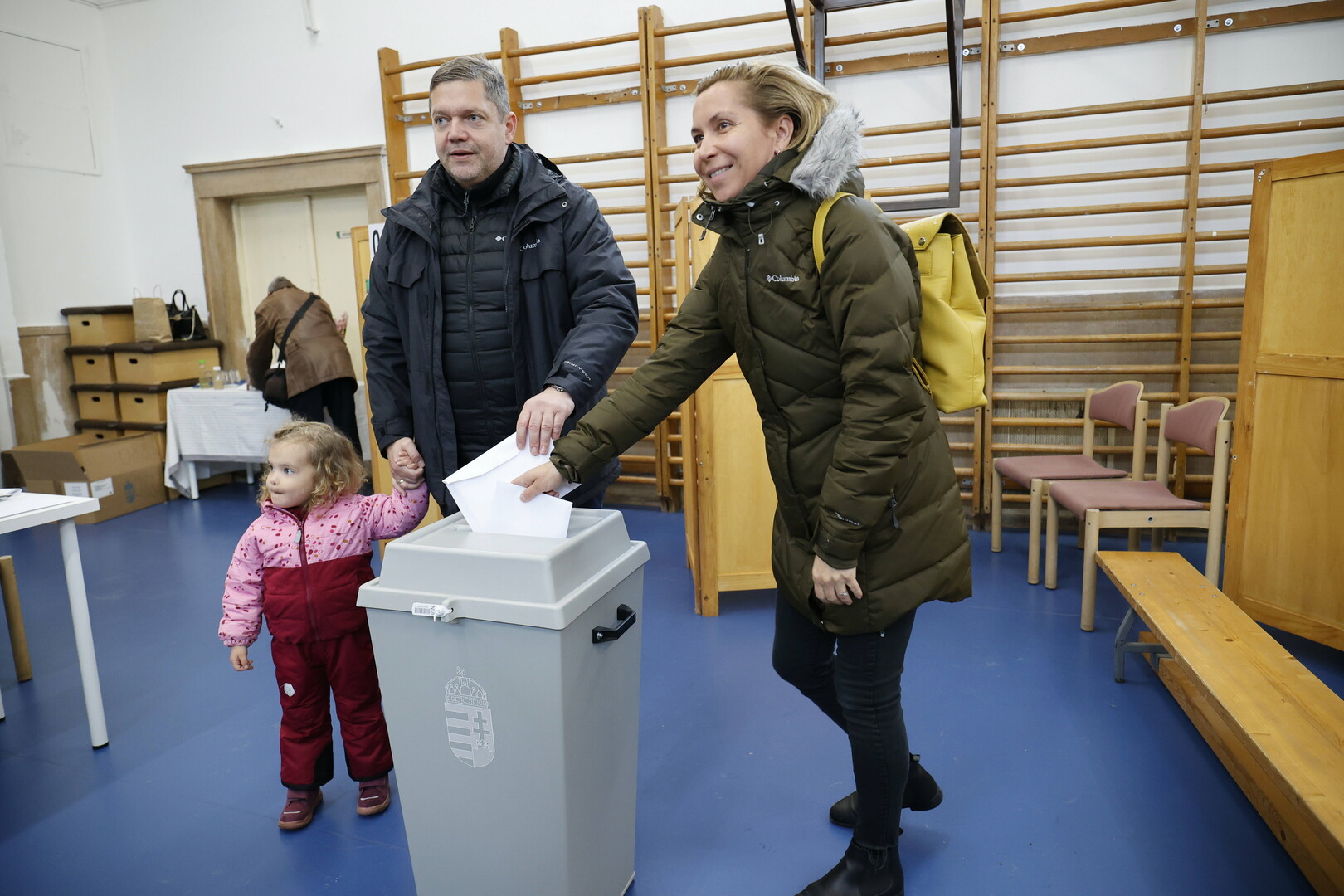 Tóth Bertalan, az MSZP társelnöke, a párt parlamenti frakcióvezetője felesége társaságában szavazott a pécsi Istenkúti Közösségi Házban kialakított szavazókörben – Fotó: MTI/Varga György 