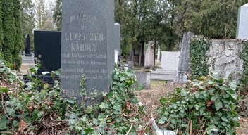 Itt nyugszik dr. Lumniczer Károly (1811-1884), aki honvédorvos volt a szabadságharc idején. Később a Szentháromság kórház igazgatója lett és tiszti főorvosa is volt a városnak.  -2