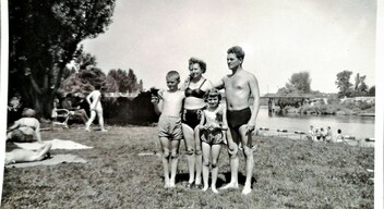 A Kovács család 1955-ben a strandon, héttérben a Jármos híd. -4