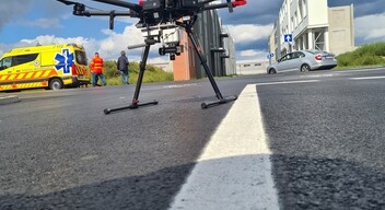Drón segíti a mentőeutót-1