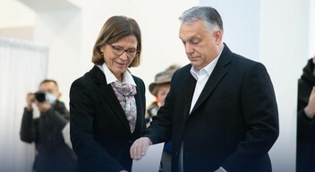 Orbán Viktor miniszterelnök feleségével együtt adta le szavazatát, erről a képet Facebook-oldalán osztotta meg. Szövegnek ennyit írt hozzá: Csak a Fidesz!-1