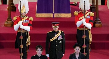 Erzsébet királynő unokái, felülről Harry Sussex hercege, Eugenie hercegnő és Beatrice hercegnő, Lady Louise Windsor és James, Severn vikomt, Peter Phillips és Zara Tindall a Westminster Hallban-2