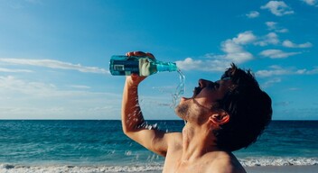 Fogyassz sok folyadékot! Igyál elegendő vizet és hidratáló italokat, hogy elkerüld a kiszáradást. Kerüld a cukros vagy alkoholos italokat, mivel ezek dehidratálhatnak. -1